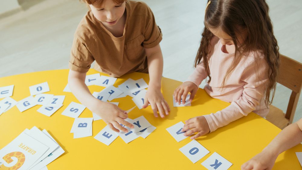 Các bé xếp chữ cái trên bàn